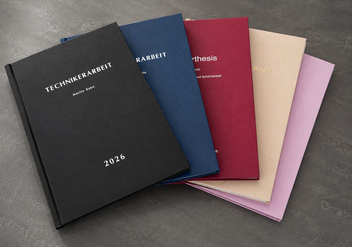 Aufgefächerte Hardcover in Schwarz, Blau, Bordeaux, Beige und Rosa